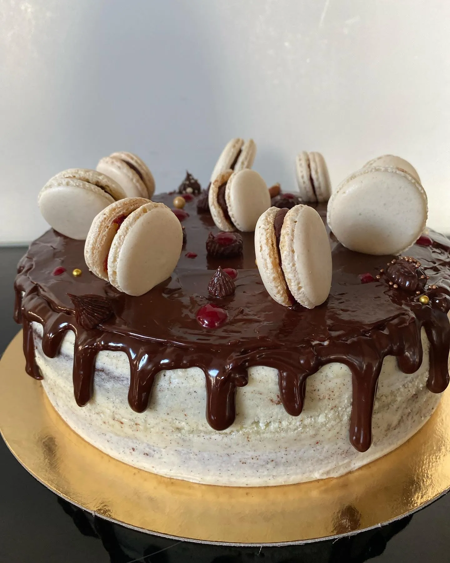 Torta al cioccolato e macarons